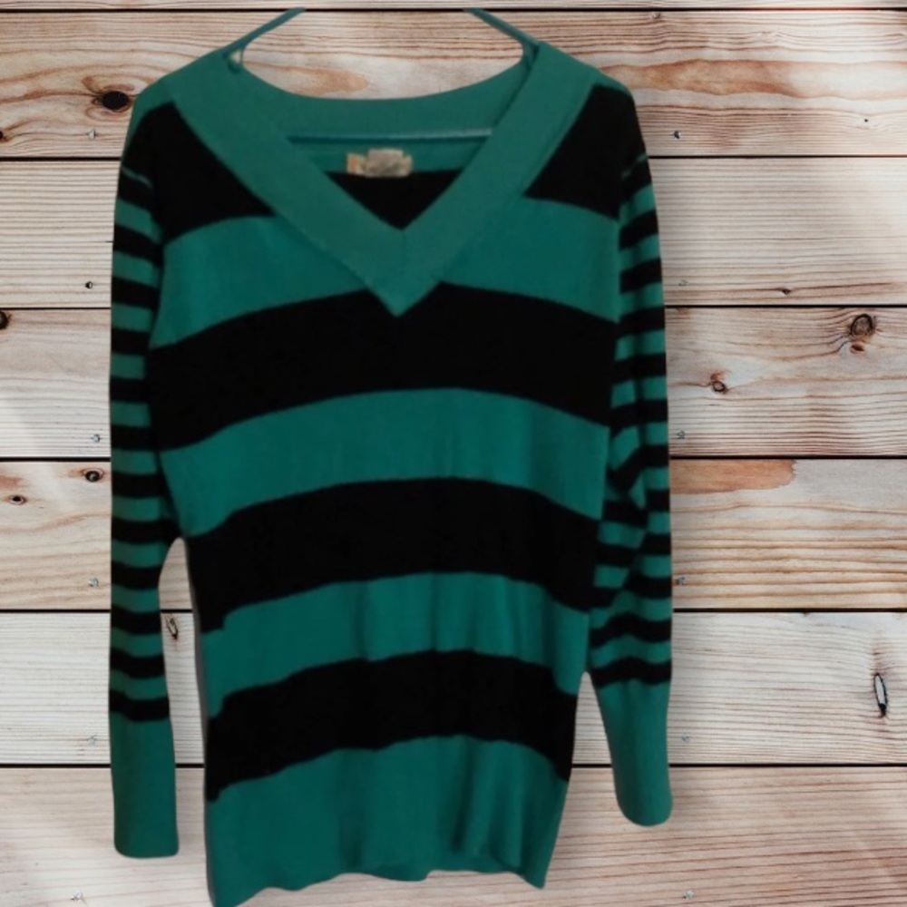 🌼Green and navy blue striped sweater